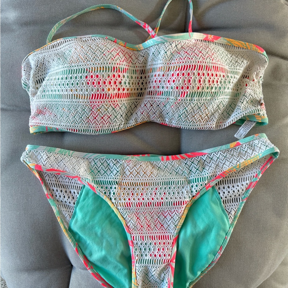 ☀️ LA VIE EN ROSE "AQUA"
Tropical Crochet Bikini Set ☀️
Top: XL
Bottom: L